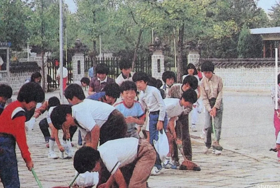 옛날 요즘 교실 청소.jpg