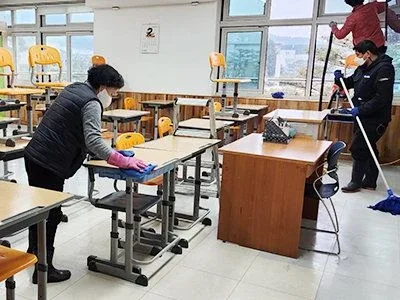 옛날 요즘 교실 청소.jpg