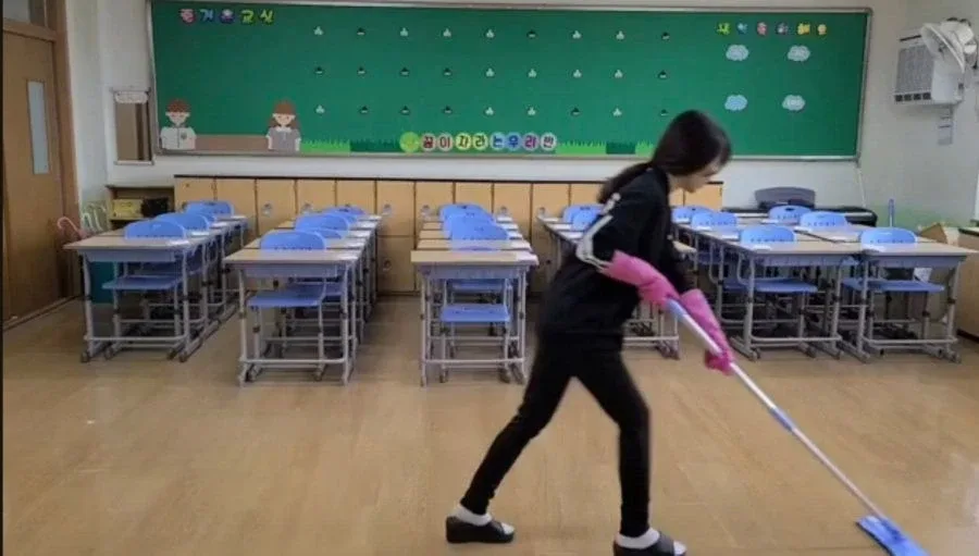 옛날 요즘 교실 청소.jpg