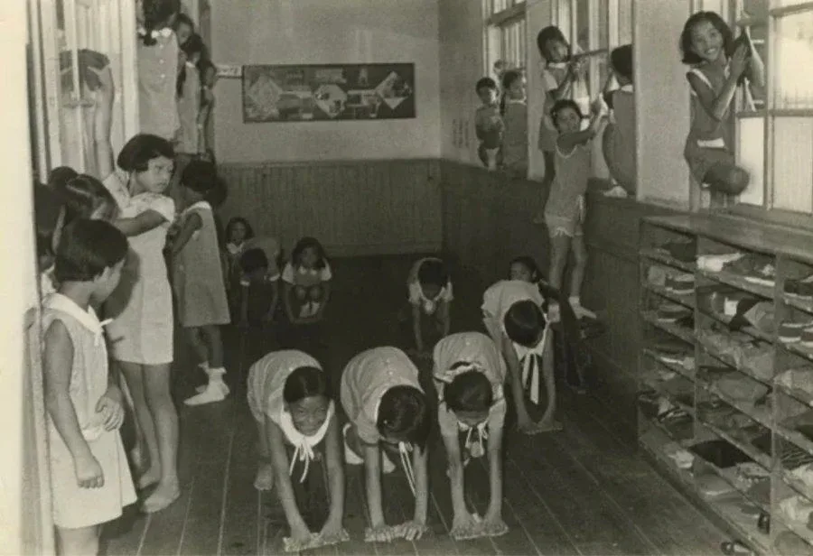 옛날 요즘 교실 청소.jpg