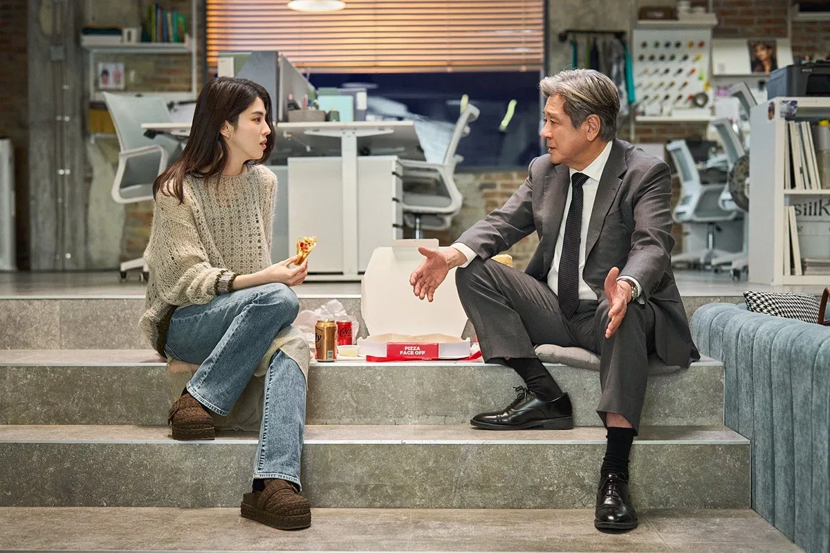 최민식 한소희 주연 영화 <인턴> 스틸컷 추가 공개