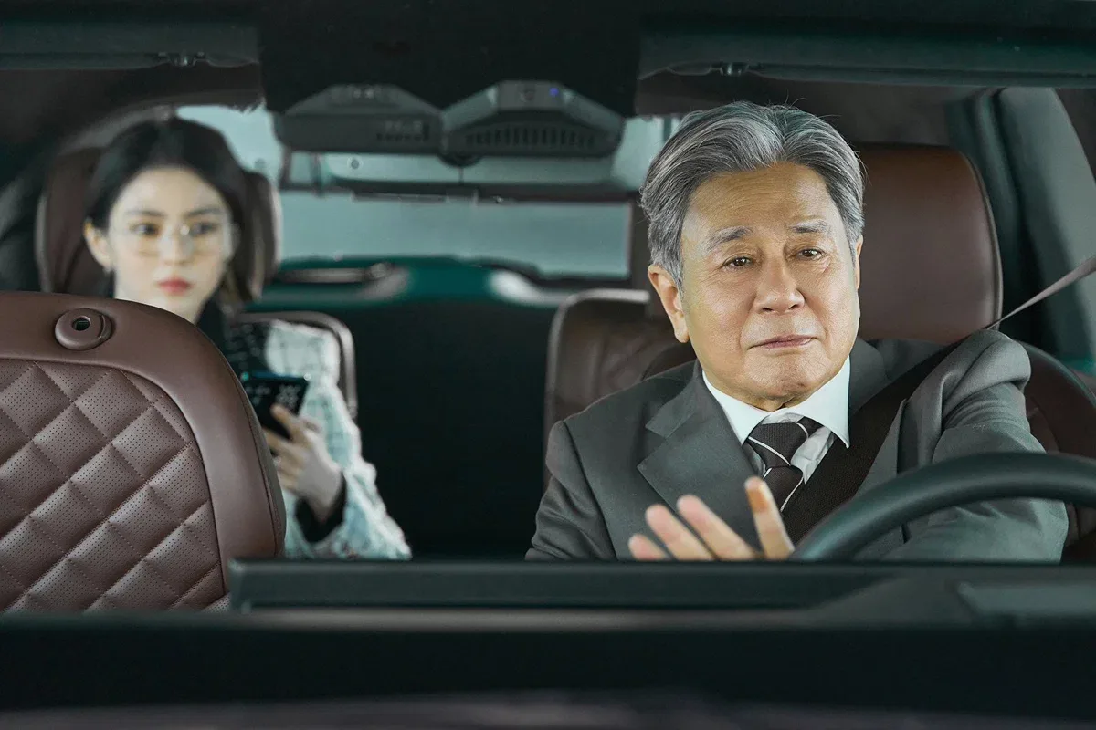 최민식 한소희 주연 영화 <인턴> 스틸컷 추가 공개