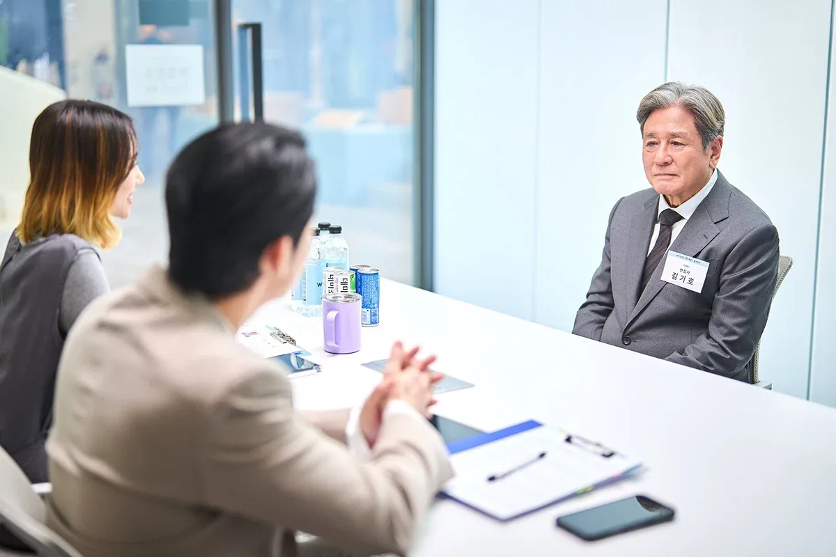 최민식 한소희 주연 영화 <인턴> 스틸컷 추가 공개
