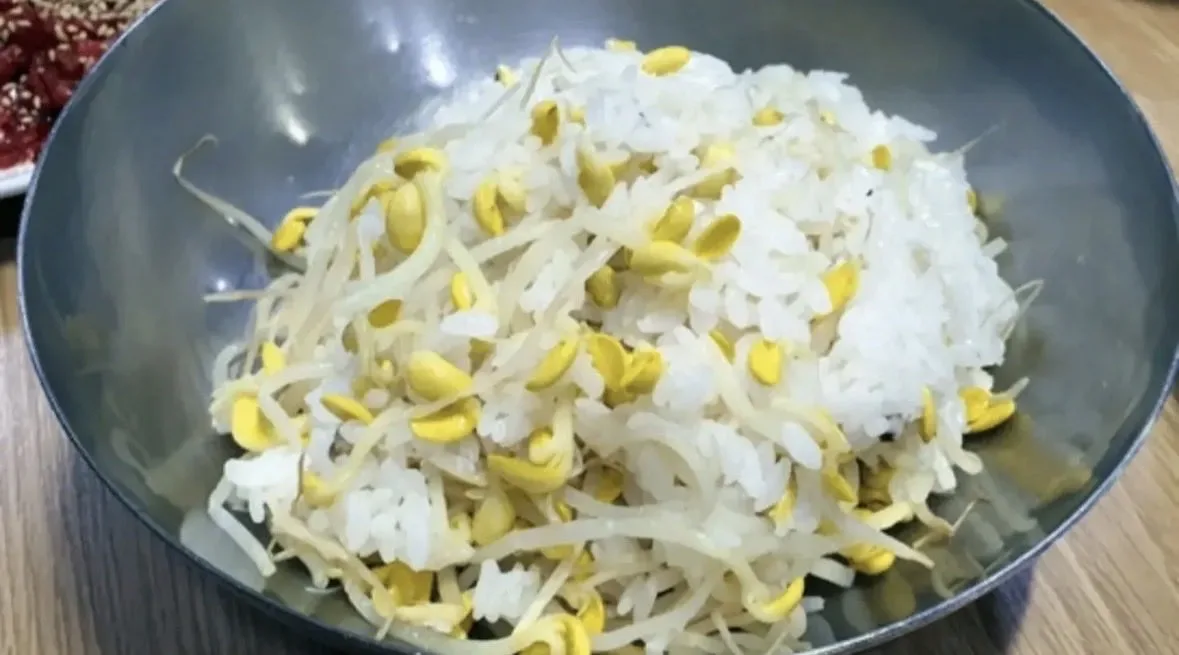 세계 최악의 쌀요리 100선에서 콩나물밥이 세계 최악의 쌀요리 3위에 뽑혔데요..