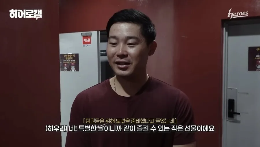 프로야구단의 용병선수 생일파티.jpg