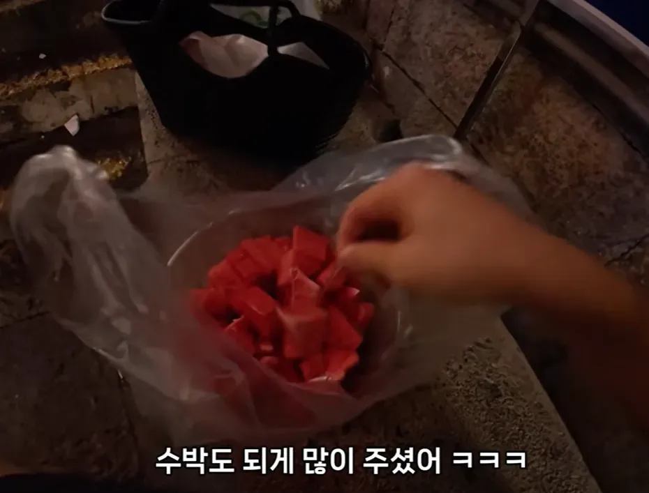 한국인 보자마자 수박 주는 중국인들.jpg