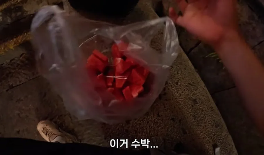 한국인 보자마자 수박 주는 중국인들.jpg