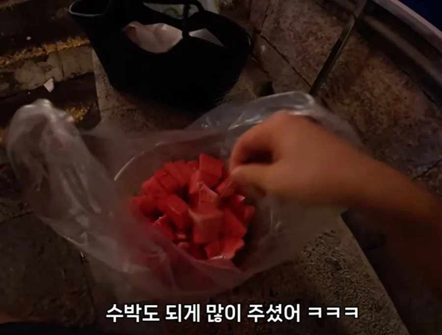 한국인 보자마자 수박 주는 중국인들.jpg