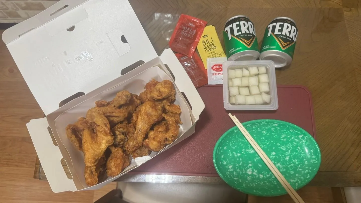 맨유 경기 보며 치킨 한마리 뜯고 있습니다
