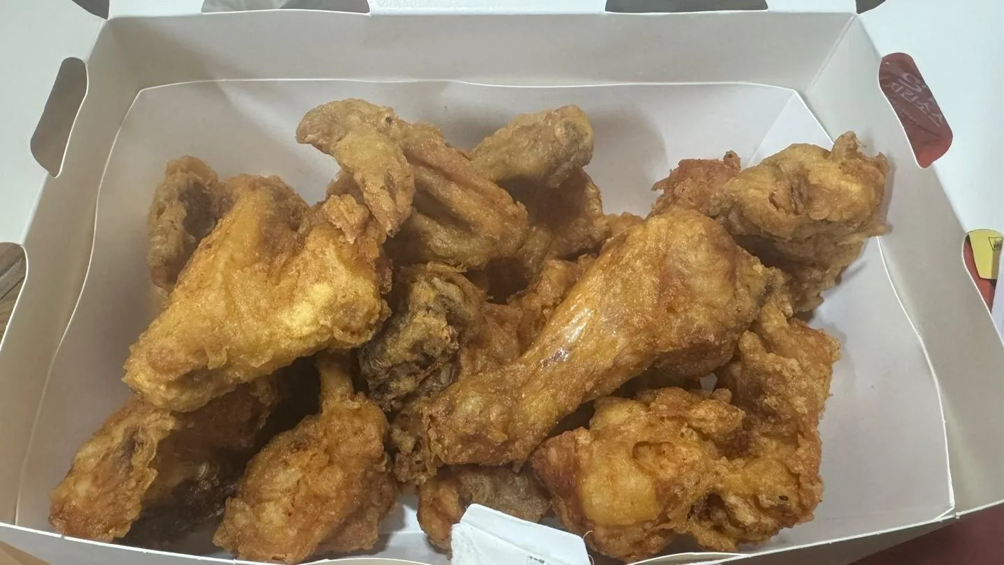 맨유 경기 보며 치킨 한마리 뜯고 있습니다