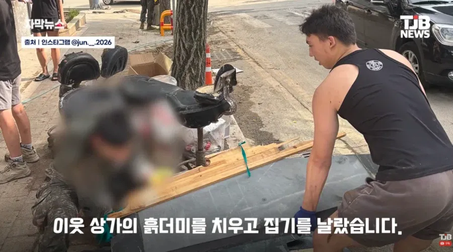 휴가 나오자마자 거제로 폭우 소식에 달려간 23살 군인