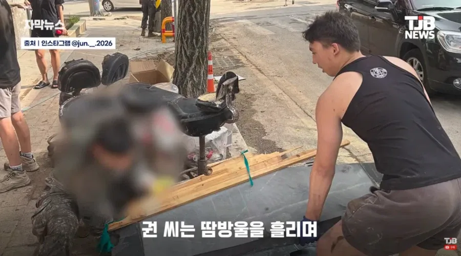휴가 나오자마자 거제로 폭우 소식에 달려간 23살 군인