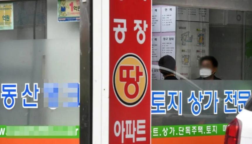 의왕시 삼동의 한 부동산중개소. 김시범기자 “절반이 중국인”…국내 대출 막자, 외국인 서울 부동산 거래 ‘2배 급증’