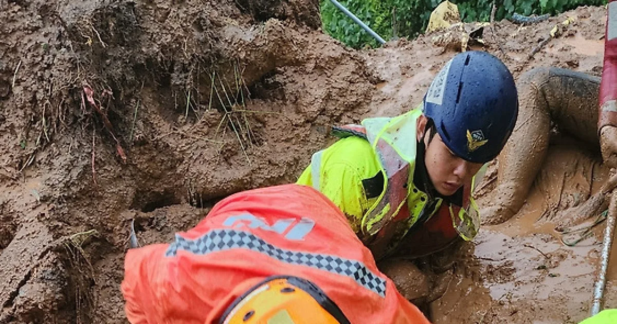 통영 산사태로 60대 어머니가 허리까지 토사에 묻혔는데 30대 아들이 맨손으로 3시간을 팠다고 함