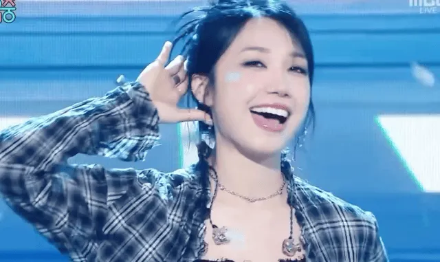 팬들 목소리 듣기 위해 인이어 빼고 노래부르는 가수...jpgif