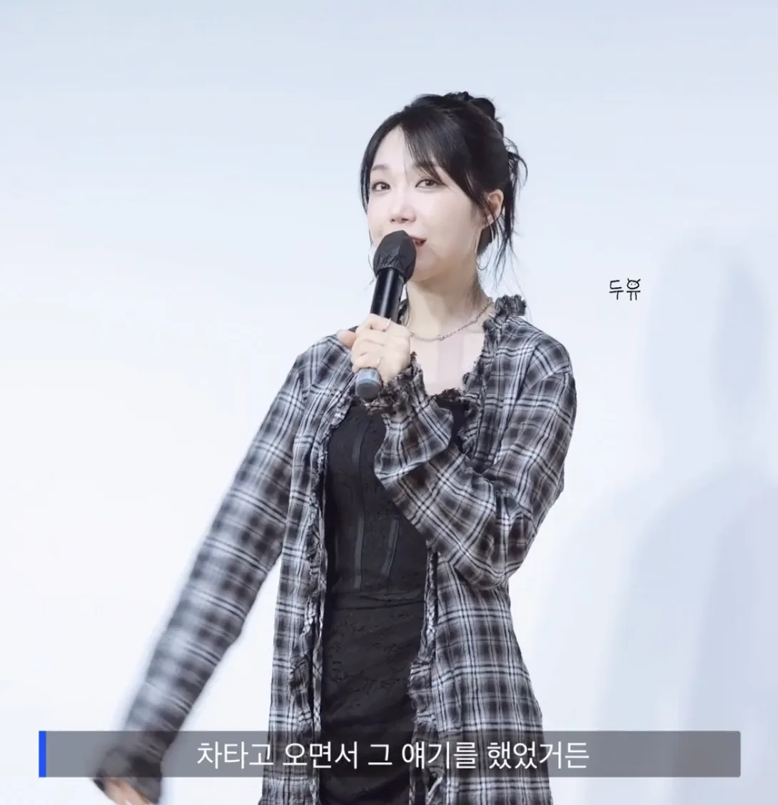팬들 목소리 듣기 위해 인이어 빼고 노래부르는 가수...jpgif