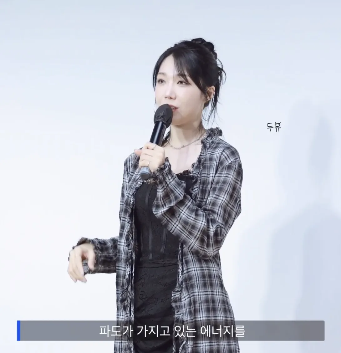 팬들 목소리 듣기 위해 인이어 빼고 노래부르는 가수...jpgif