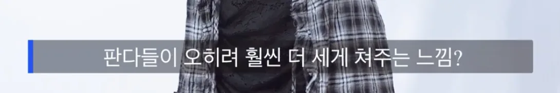 팬들 목소리 듣기 위해 인이어 빼고 노래부르는 가수...jpgif
