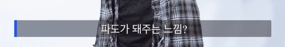 팬들 목소리 듣기 위해 인이어 빼고 노래부르는 가수...jpgif