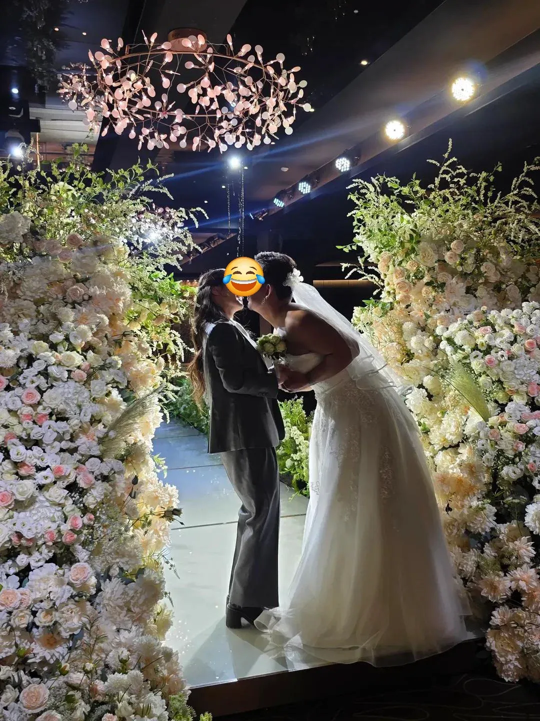 드레스 로망 없는 친구의 충격적인 결혼식.jpg