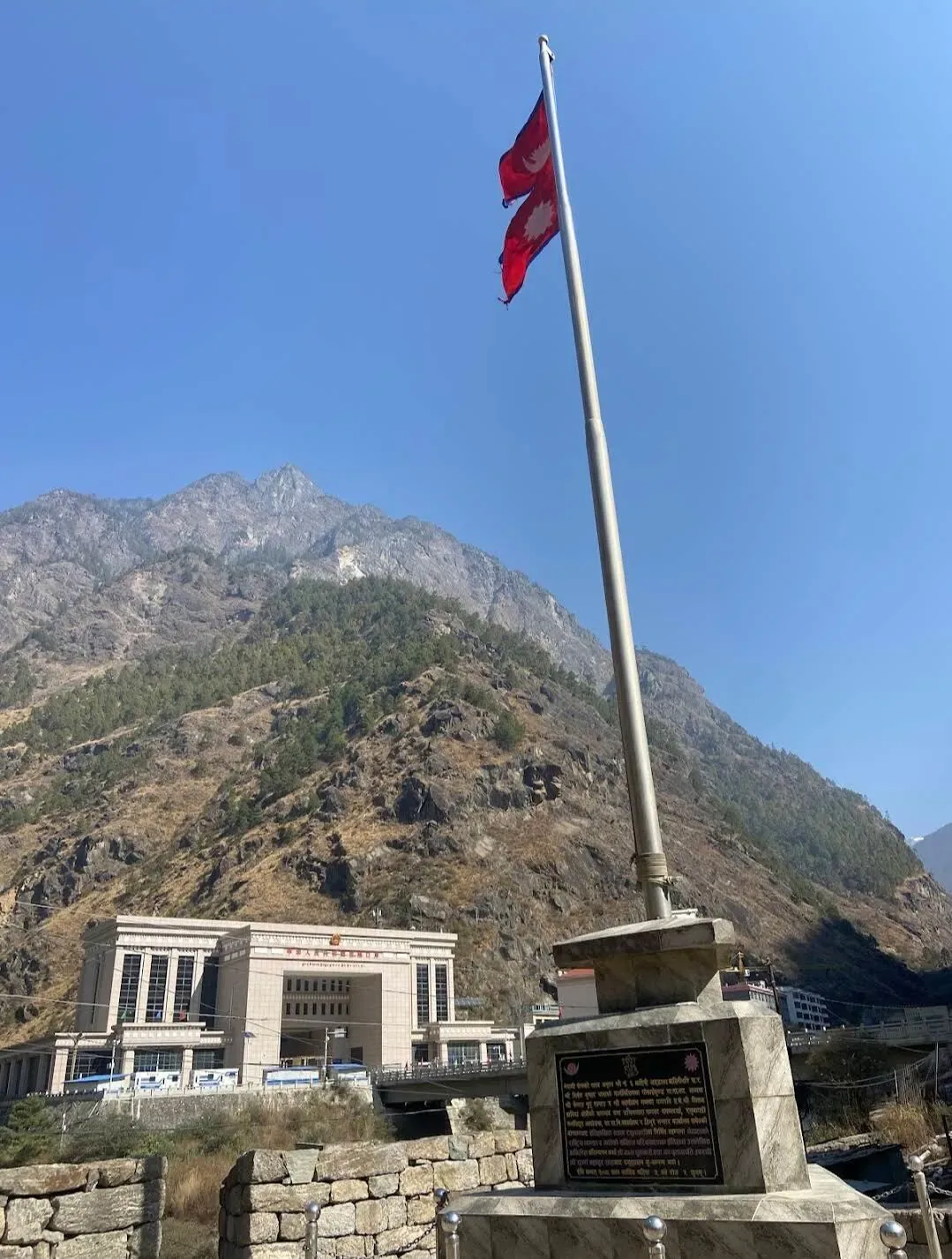 산사태가 덮친 중국-네팔 국경 검문소 평소 모습