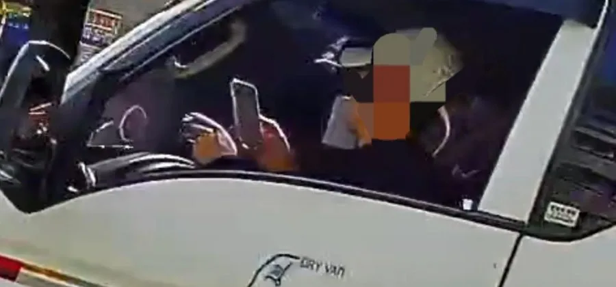 왼손은 담배.오른손은 폰