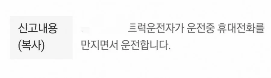 왼손은 담배.오른손은 폰