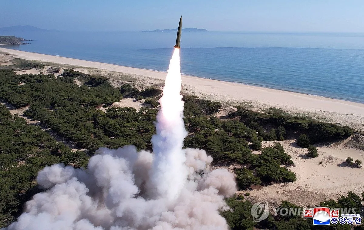 [속보] 합참 "북한, 동해상으로 미상 발사체 발사"