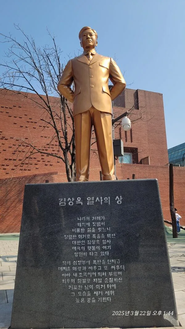 어느 독립운동가가 뒷짐을 지고 사진찍은이유