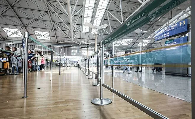 [김기자의 에어포토] 집단 새치기에 결국 안전가드…인천공항 추가 대책