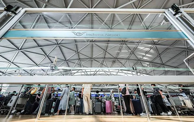 [김기자의 에어포토] 집단 새치기에 결국 안전가드…인천공항 추가 대책