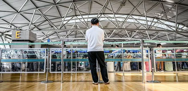 [김기자의 에어포토] 집단 새치기에 결국 안전가드…인천공항 추가 대책