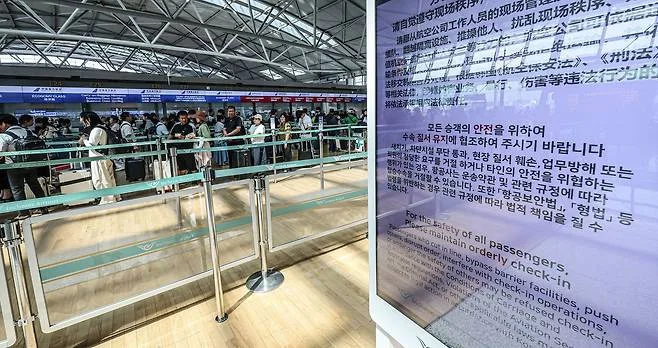 [김기자의 에어포토] 집단 새치기에 결국 안전가드…인천공항 추가 대책