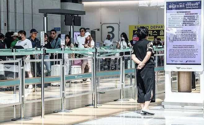 [김기자의 에어포토] 집단 새치기에 결국 안전가드…인천공항 추가 대책