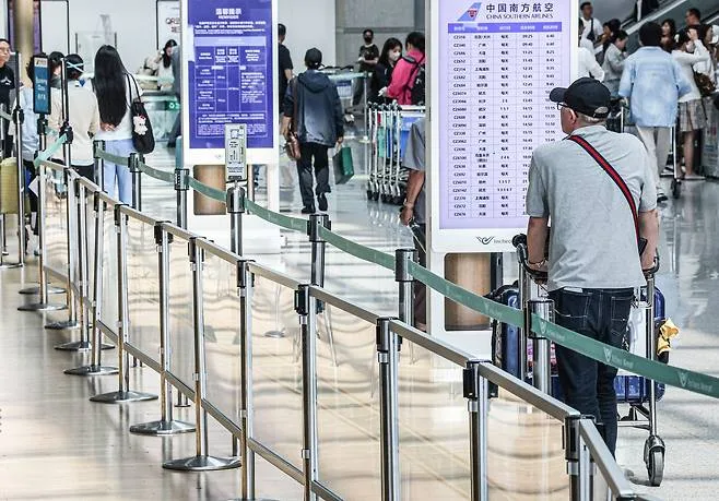 [김기자의 에어포토] 집단 새치기에 결국 안전가드…인천공항 추가 대책
