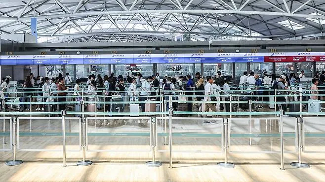 [김기자의 에어포토] 집단 새치기에 결국 안전가드…인천공항 추가 대책