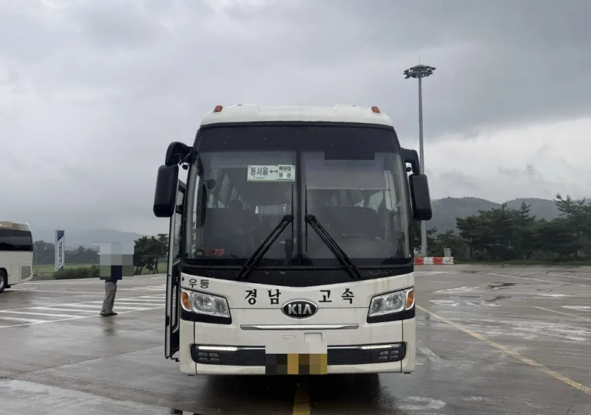 고속버스서 몸 불편한 승객 용변 실수...운전기사 행동에 '감동'