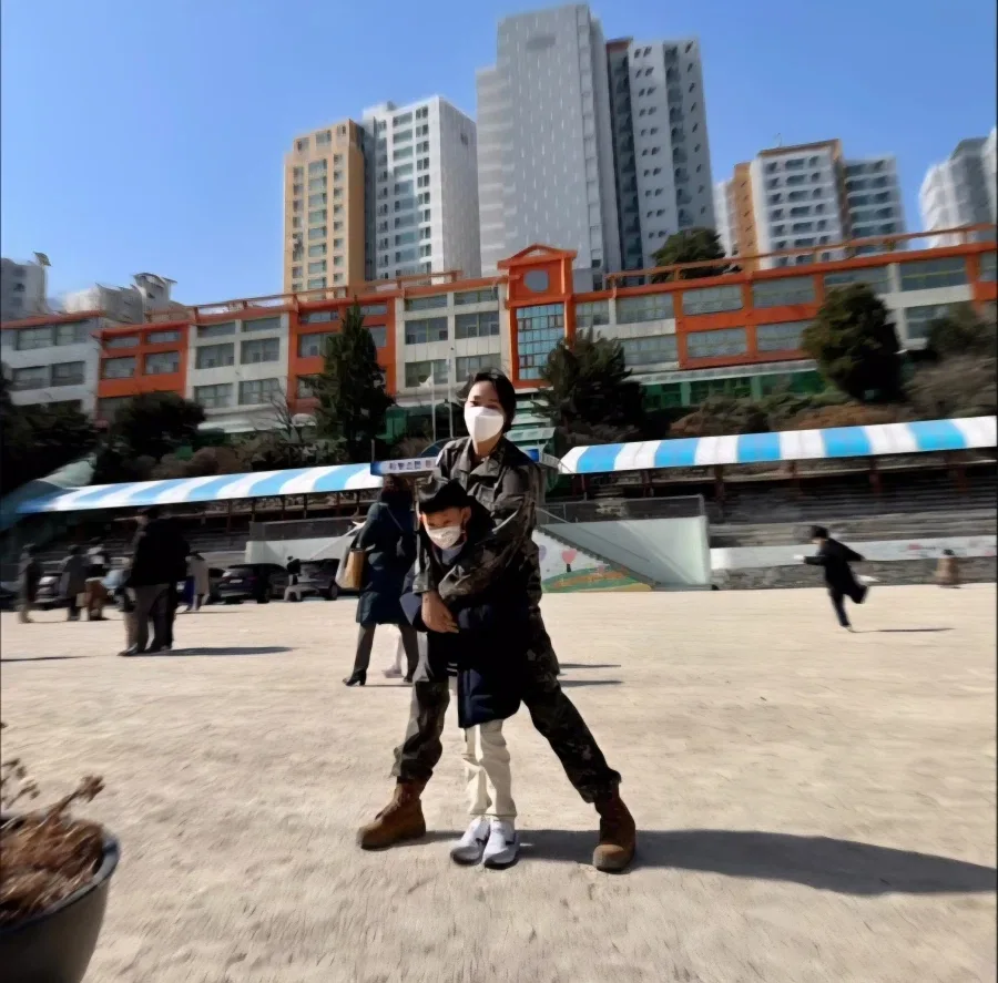아들 입학식에 군복 입고 간 엄마