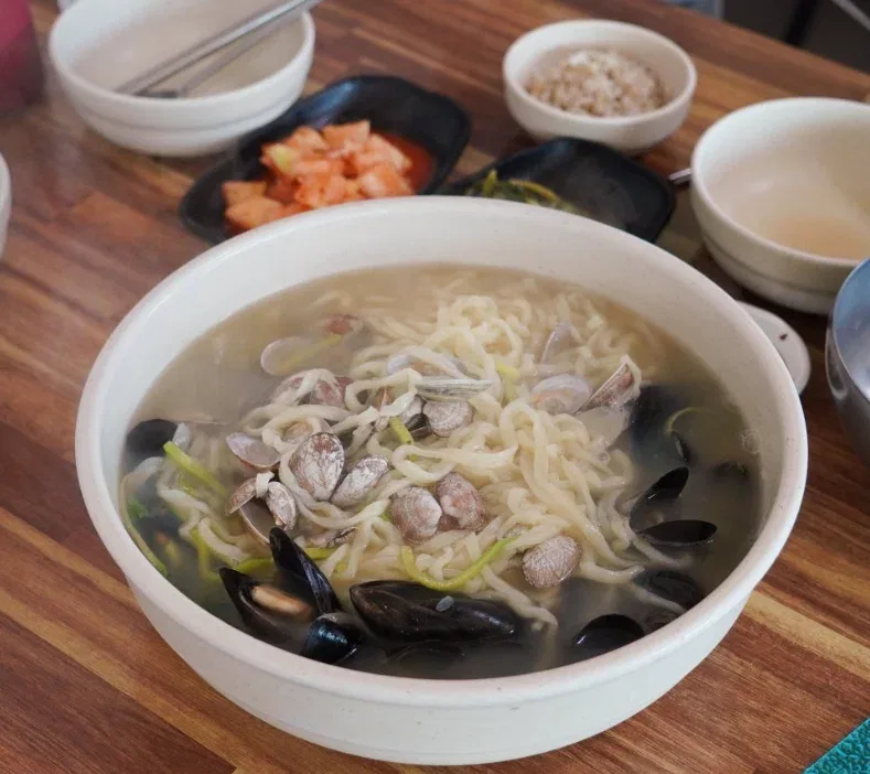 칼국수 맛집 인증서 수준인 에피타이저.jpg