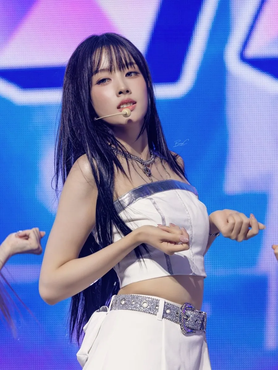 갤럭시 폴드 자랑하는 스테이씨 심자윤