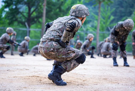 이제 여성도 군대 가야 하나…국민 10명중 6명이 ‘찬성’ 했다