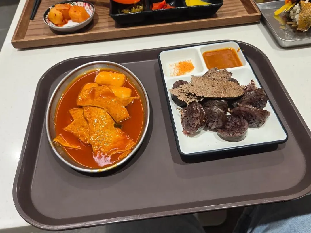 백화점 떡볶이 + 순대 14000원 어치.jpg