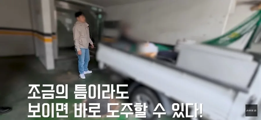 체포되면서 내연녀와 눈물로 이별하는 지명수배범.JPG