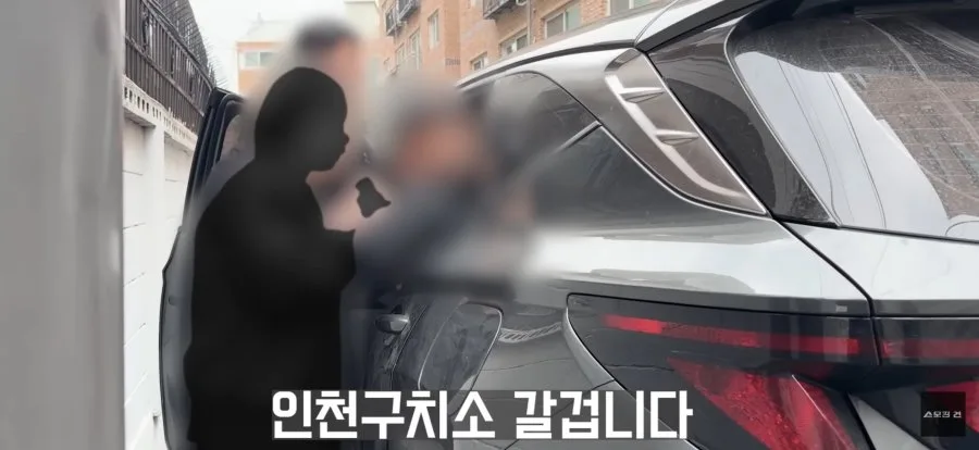 체포되면서 내연녀와 눈물로 이별하는 지명수배범.JPG