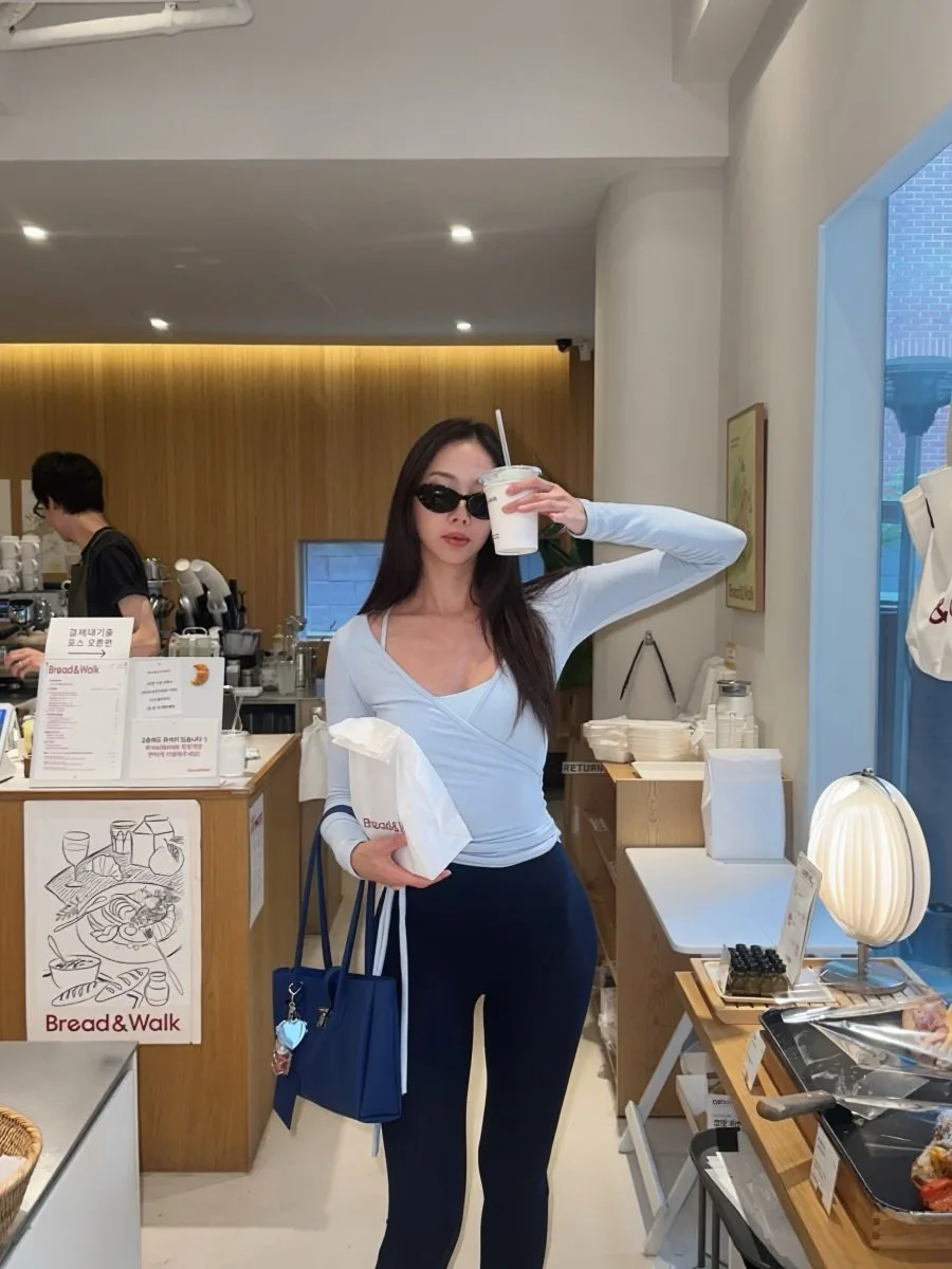 레깅스입고 카페다니는 88년생 누님.jpg