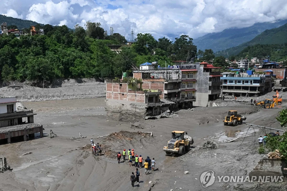 [속보] 외교부 "네팔 고립 국민 10명 중 9명 헬기로 안전지역 이송"