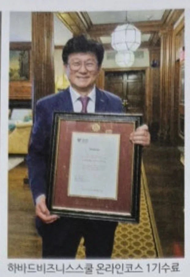 하버드대학 티셔츠 입고 가족사진 찍은 하영네 집