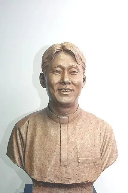 의대 졸업하고 신부가 되신분의 결말.jpg