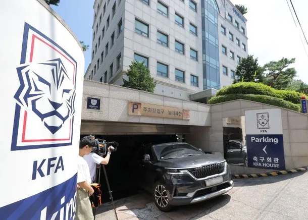[속보] 경찰 "축구협회 심판 성접대 의혹, 성매매알선 공소시효 도과"