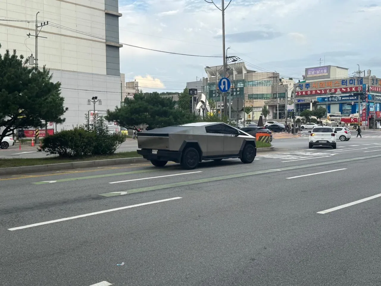 청주인데 사이버 트럭 실물 봤네요
